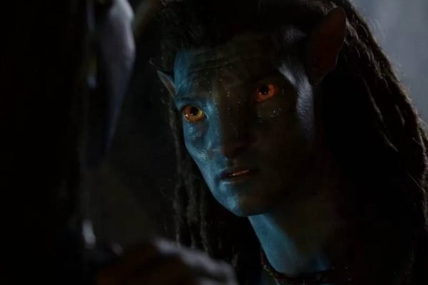 Trailer do filme Avatar: O Caminho da Água. No frame, um dos personagens olho pro outro no escuro - Metrópoles