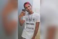 O atendente do McDonald's, Matheus Domingues, tira selfie no espelho sorrindo. Ele foi baleado em discussão sobre desconto na rede de fast food - Metrópoles