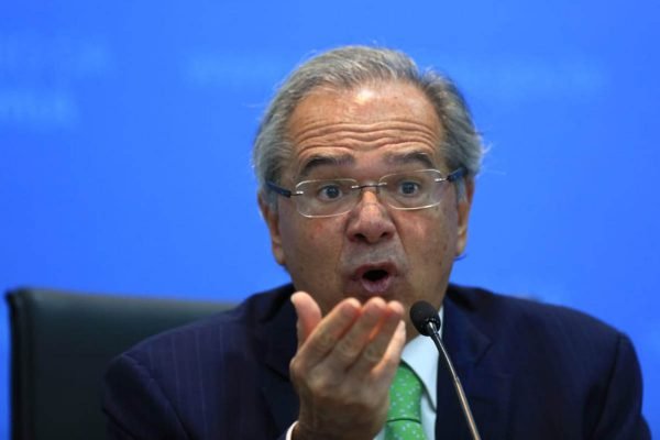 O ministro da Economia, Paulo Guedes, gesticula durante fala frente a microfone - Metrópoles