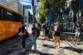 Estudantes aguardam o ônibus passar em parada próxima à UFRJ - Metrópoles