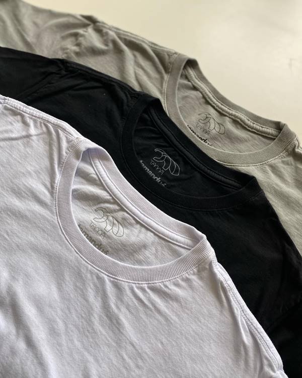 Camisetas branca, preta e cinza