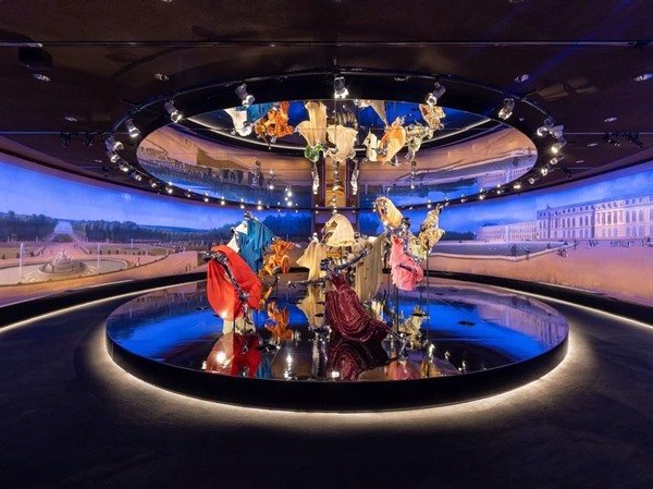 Room called the Battle of Versailles, at the Metropolitan Museum of Art, New York.  The mirrored and dark space simulates "a battle" when putting on dresses from a French brand, Yves Saint Laurent, competing with the North American Stephen Burrows