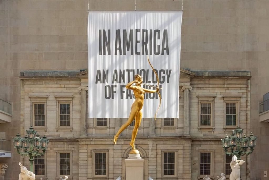 Entrada do Metropolitan Museum of Art, em Nova York, com a exposição de moda In America: An Anthology of Fashion em cartaz.