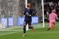 Goleiro do Troyes tenta desestabilizar Neymar antes de cobrança de pênalti - Metrópoles