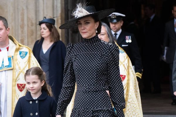 Foto colorida. Princesa Charlotte e Kate Middleton