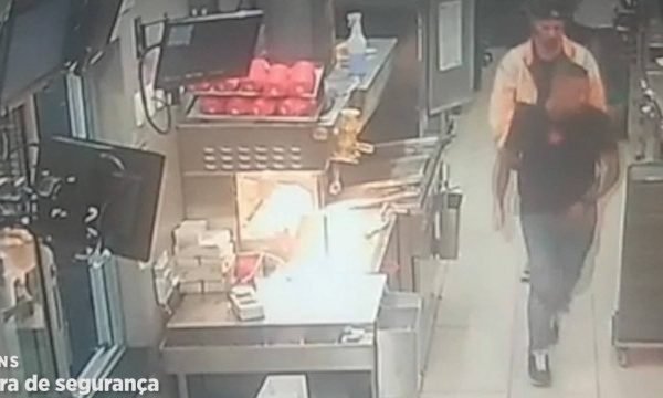 Bombeiro atira contra atendente do McDonald's