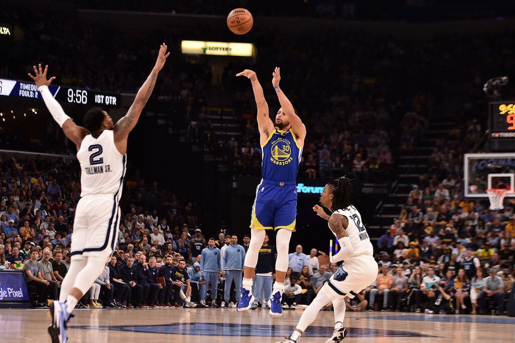 Stephen Curry arremessando uma bola de três pontos - Metrópoles