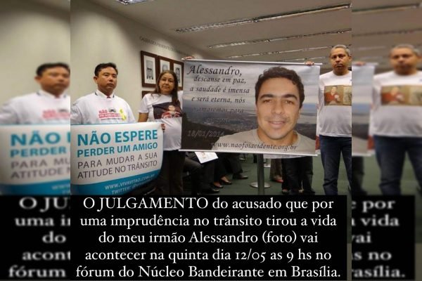 Familiares seguram cartazes sobre caso de Alessandro Oliveira da Conceição