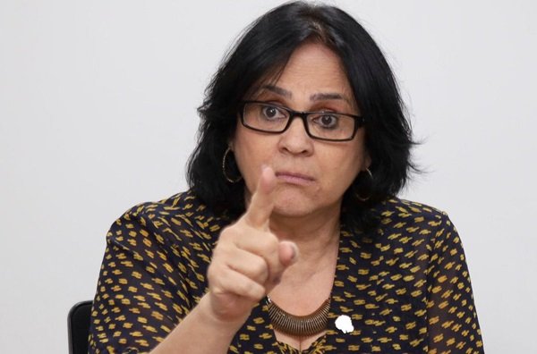 Damares Alves é internada com broncopneumonia - Politica - Estado de Minas