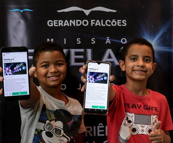 Dois meninos negros, cabelos, mantidos um celular e prêmio pelo jogo Favela X, desenvolvido pela ONG Gerando Falcões, e patrocinado pela Havaianas