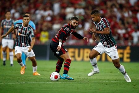 Gabigol, atacante do Flamengo, em dipsuta de bola com atletas do Fluminense, em final do Campeonato Carioca
