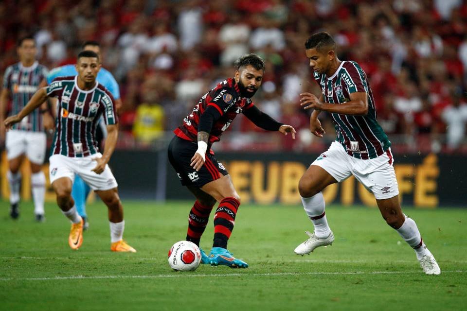 Fluminense e Flamengo jogam no Maracanã pelo título do Carioca