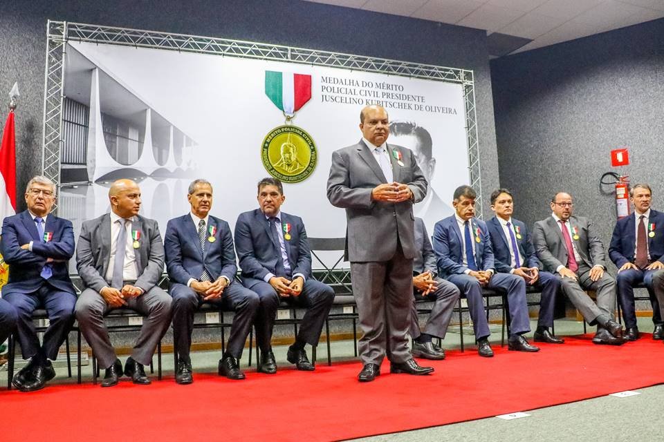 Governador Ibaneis Rocha recebe Medalha do Mérito Policial Civil Presidente Juscelino Kubitschek