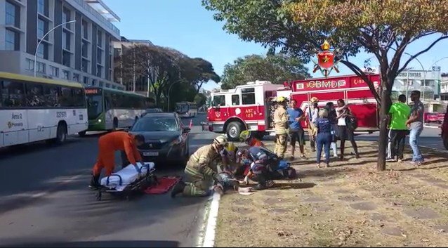 Bombeiros atendem atropelamento na W3 Norte. Foto colorida
