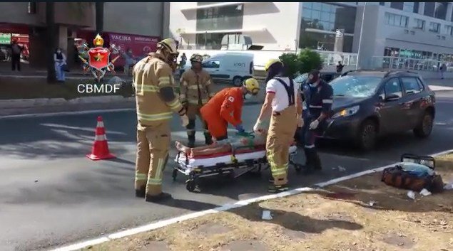 Bombeiros atendem atropelamento na W3 Norte. Foto colorida