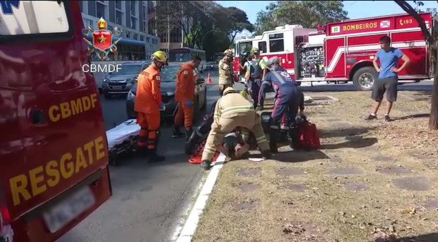 Bombeiros atendem atropelamento na W3 Norte. Foto colorida