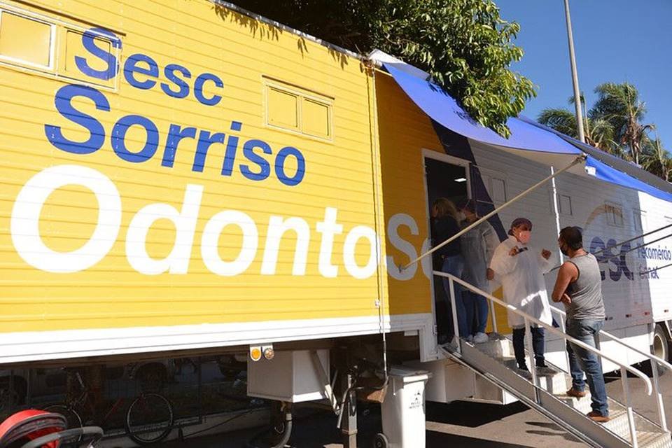 Pessoas em caminhão amarelo - Metrópoles