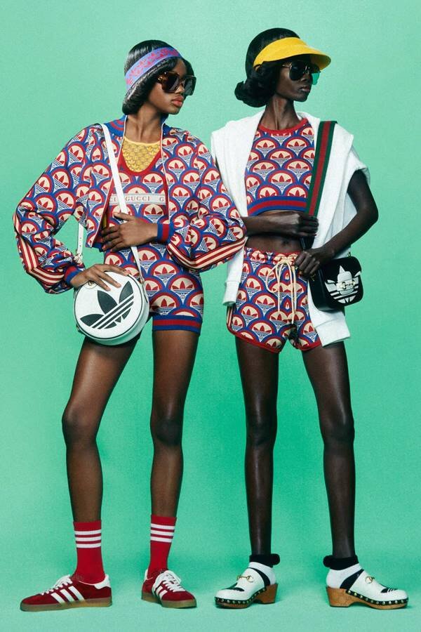 Dois modelos posando em editorial de moda. Ambos estão com roupas coloridas