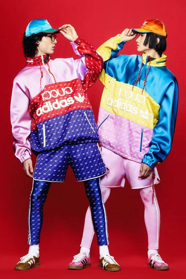 Dois modelos posando em editorial de moda. Ambos estão com roupas coloridas