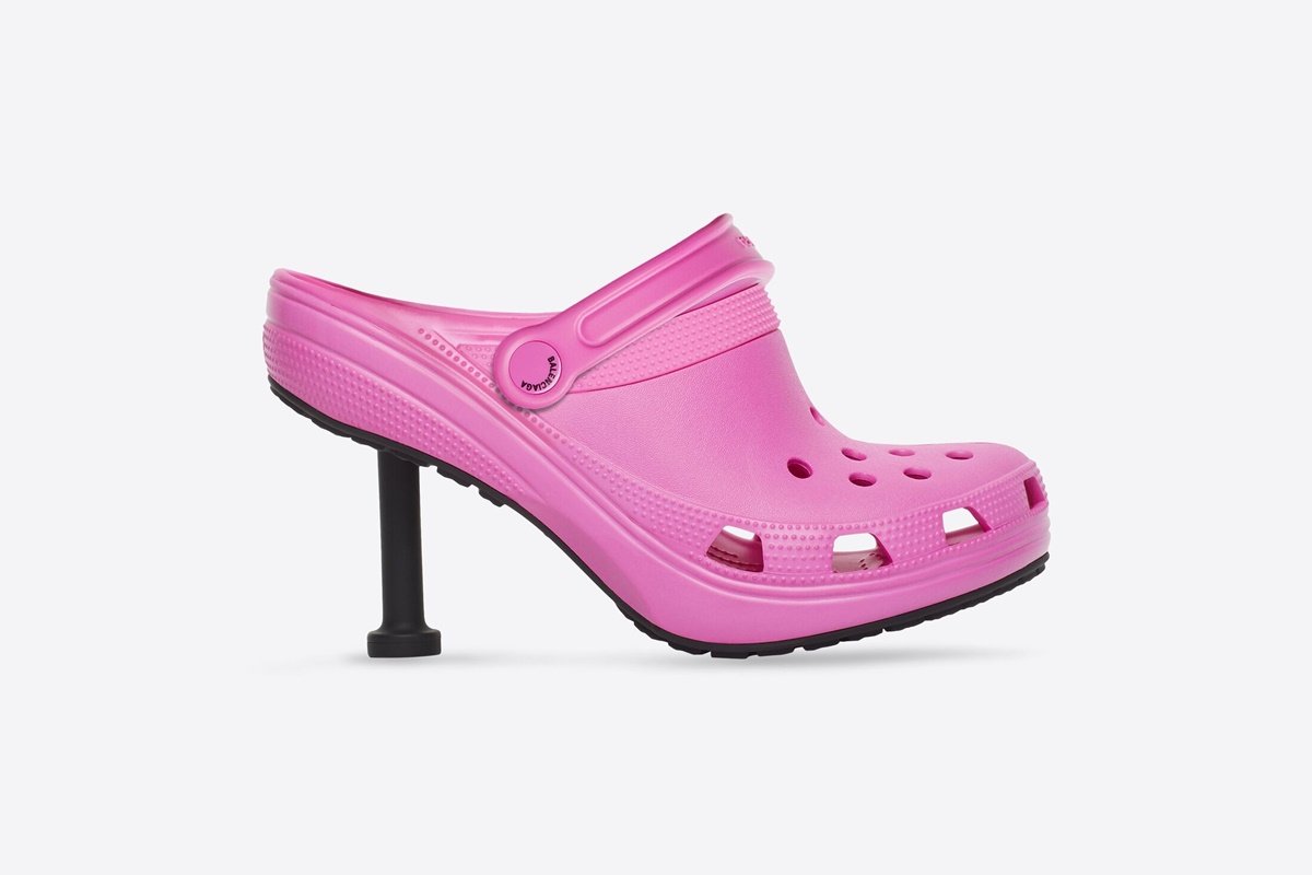Sapato da marca Balenciaga em parceria com a Crocs, na cor rosa, com um salto alto fino preto