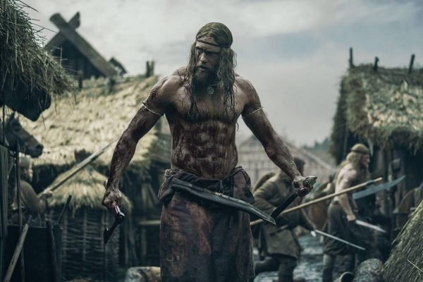 Homem viking sem camisa em batalha
