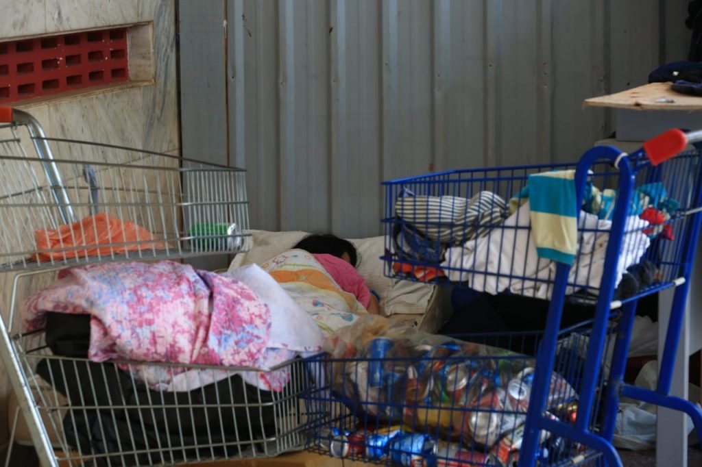 Moradora de rua dorme no SCS - Metrópoles