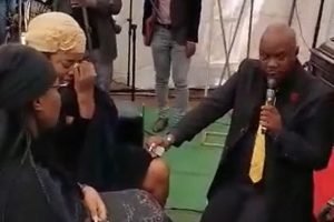 homem pede namorada em casamento no enterro