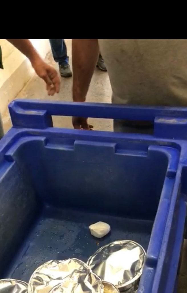 objeto embalado dentro de caixa azul