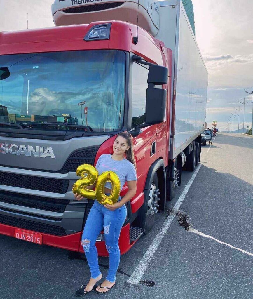 Gabriely Franciscon, 20 anos, é filha da caminhoneira Sheila Bellaver que dirige uma Scania rosa