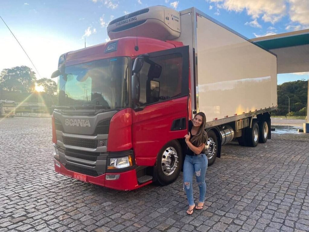 Gaby trabalha com um caminhão da frota do marido de Sheila transportando maçãs da região de Bom Retiro (RS) para Rio de Janeiro, Espírito Santo e Belo Horizonte