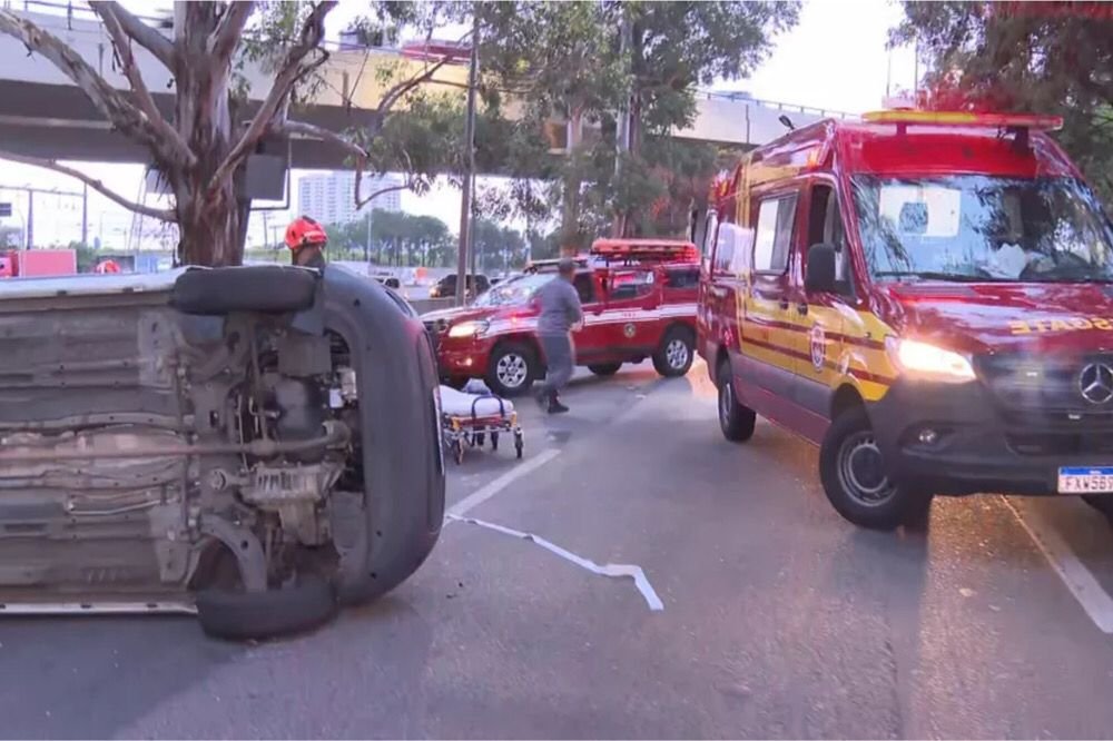 carro capota marginal sao paulo (2)