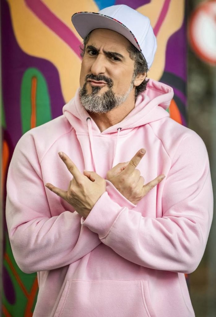 Marcos Mion de casaco rosa
