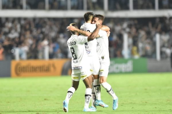 Santos goleia o Coritiba na Copa do Brasil