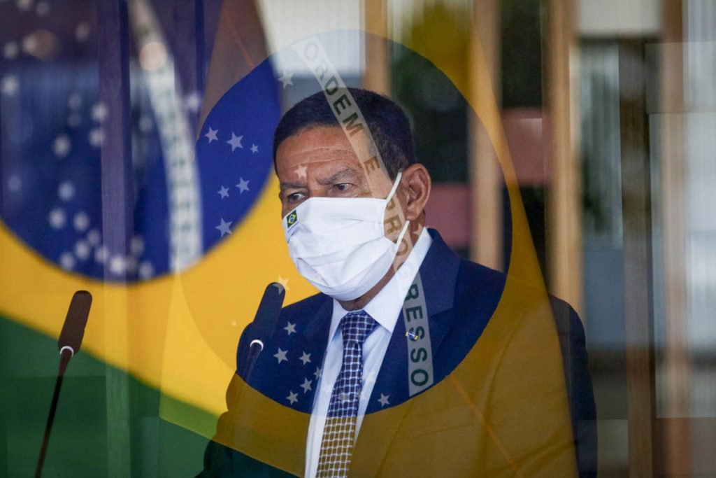 Vice-presidente Hamilton Mourão fala com a imprensa após 5ª