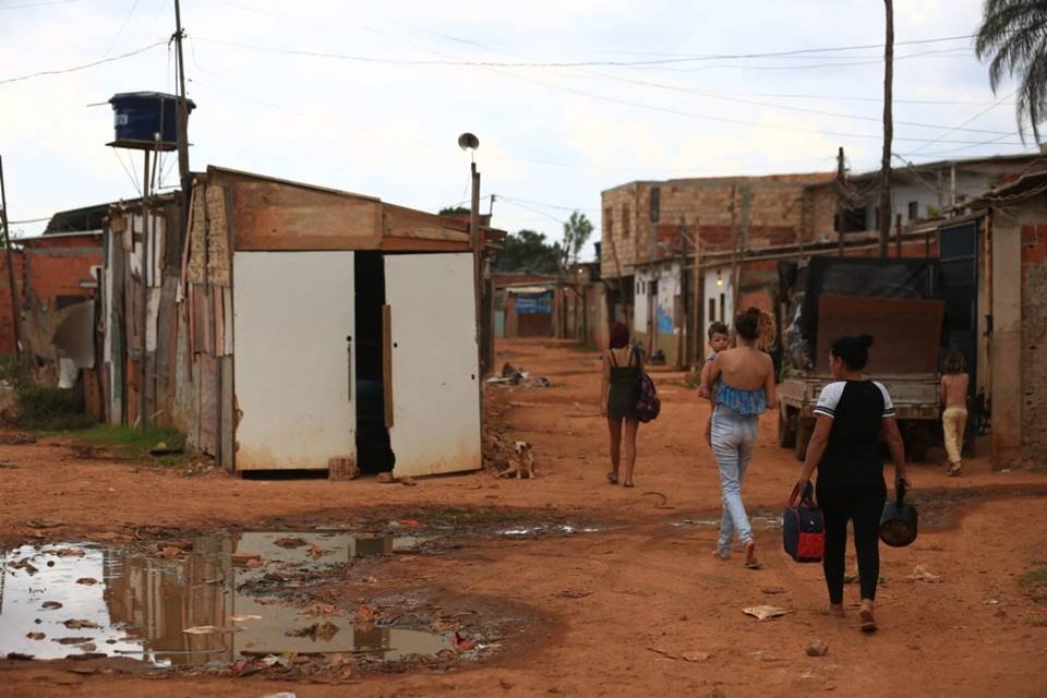 Pessoas caminhando em favela da Santa Luzia - Metrópoles