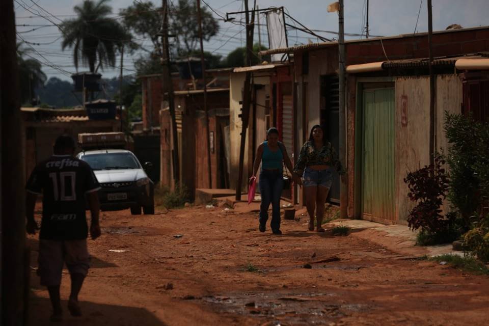 Pessoas caminhando em favela da Santa Luzia - Metrópoles
