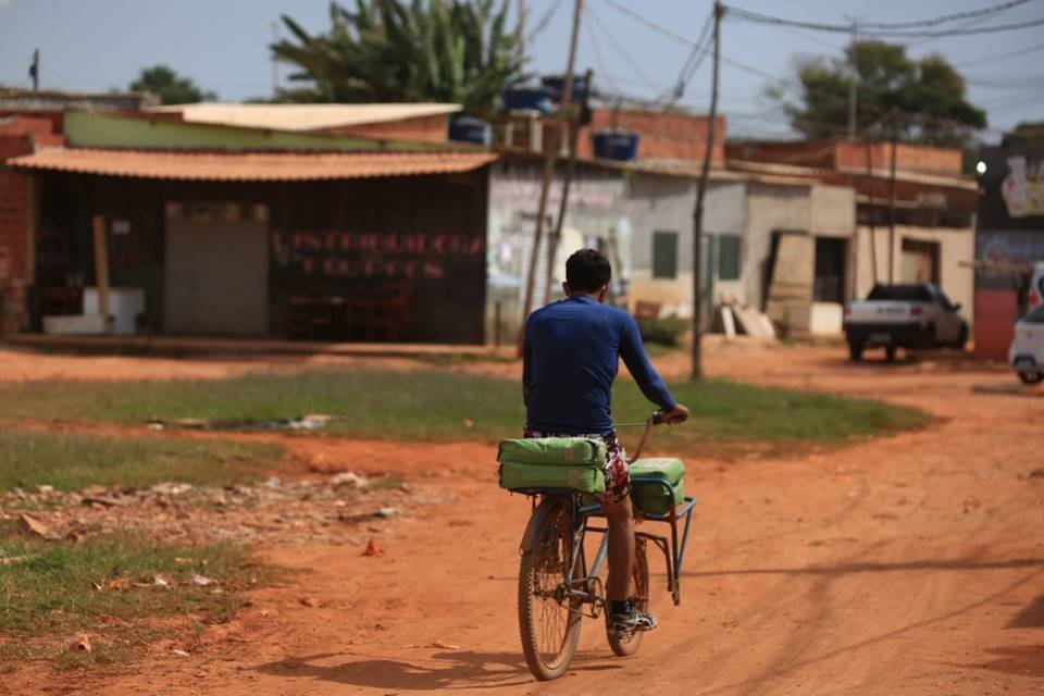 Homem andando de bicicleta na Santa Luzia - Metrópoles