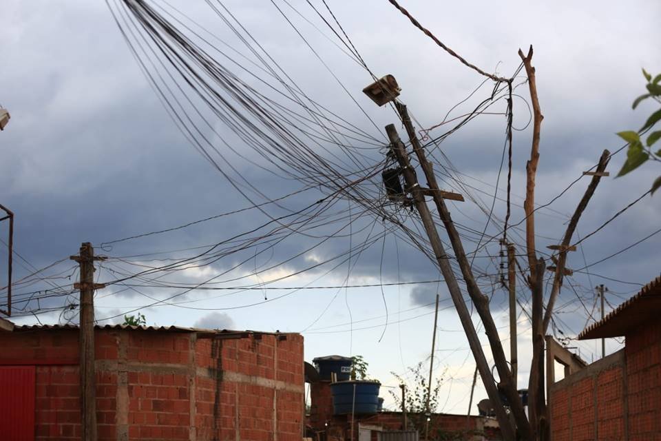 Poste com gambiarras na Santa Luzia - Metrópoles