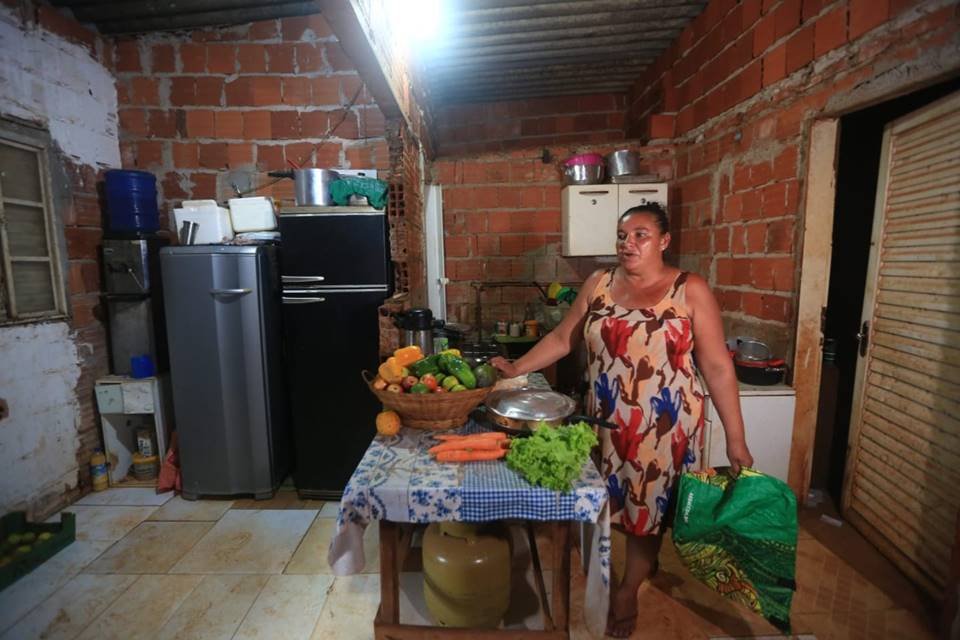 Mulher recebe doações de alimentos - Metrópoles