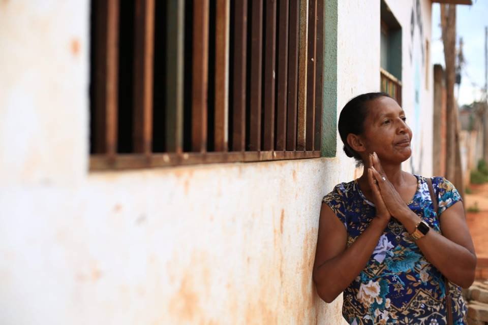 Mulher em frente de sala de aula - Metrópoles