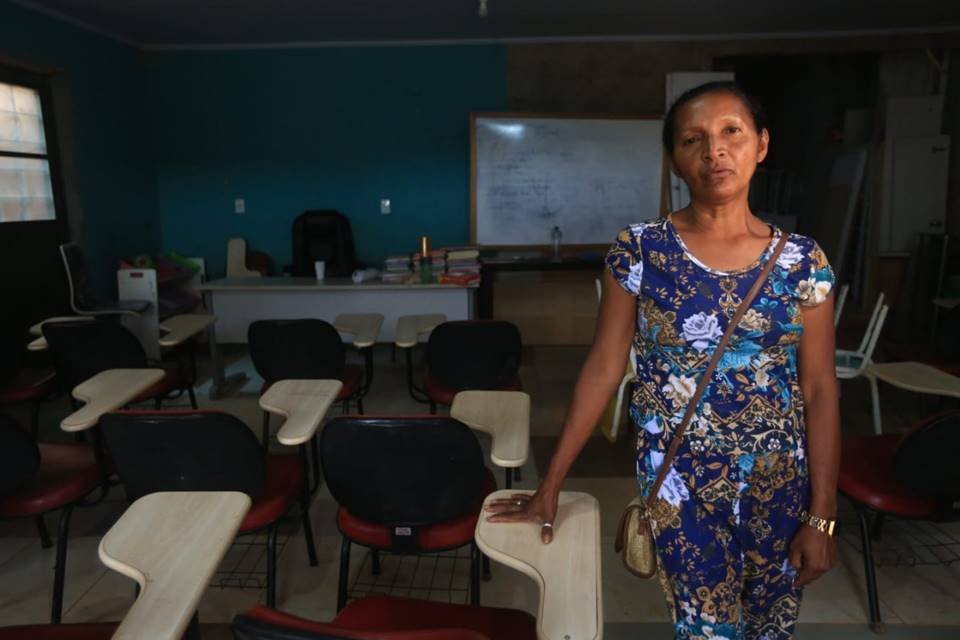 Mulher em sala para aulas de reforço - Metrópoles