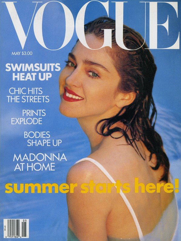A cantora Madonna na capa da revista Vogue dos Estados Unidos em 1989. Ela posa para foto em uma piscina, de cabelos castanhos molhados, batom vermelho e um maiô branco.