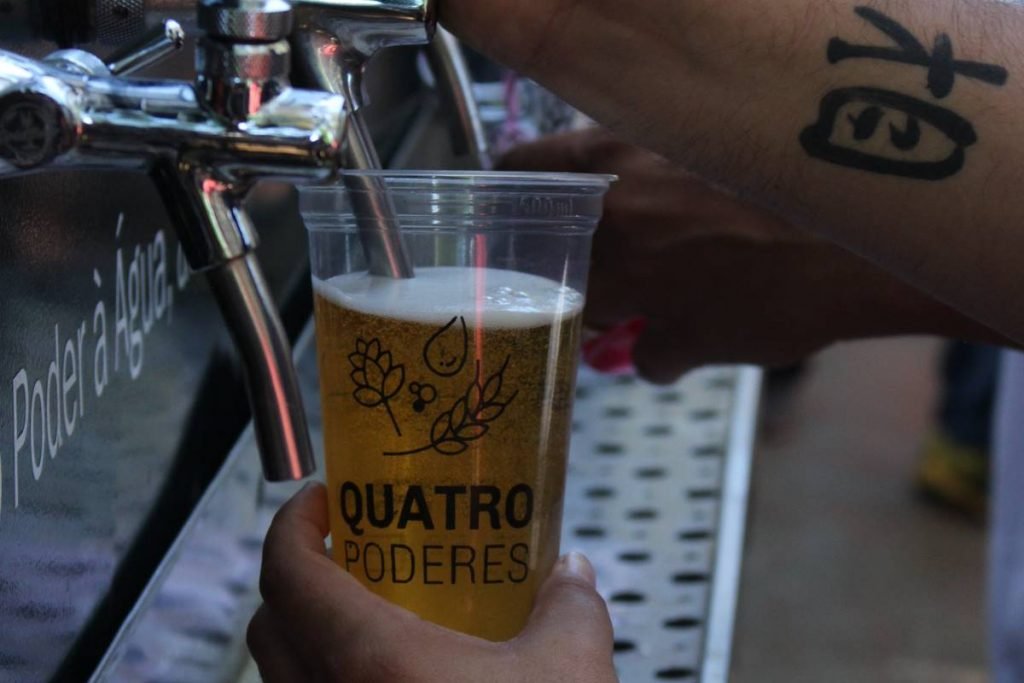 foto de copo transparente com cerveja sendo colocada em tap