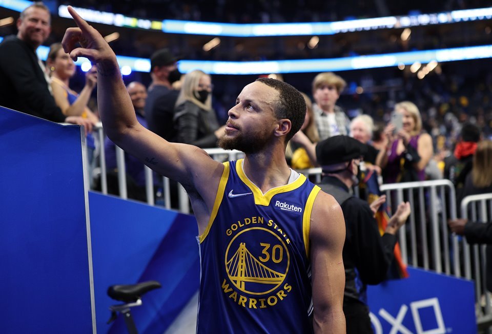 Curry alcança marca inédita de 500 cestas de três em playoffs da NBA