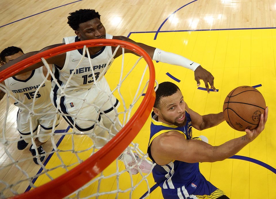 Stephen Curry, em jogo contra o Grizzlies