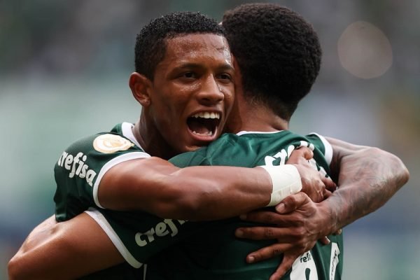 Danilo, do Palmeiras, comemora gol contra o Bragantino