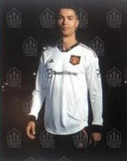 Cristiano Ronaldo com a possível nova camisa do Manchester United