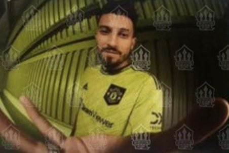 Alex Telles com a possível nova camisa do Manchester United