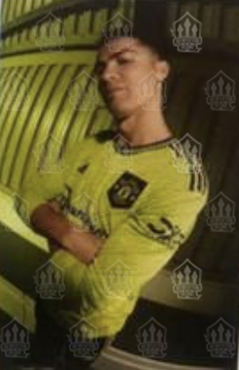 Cristiano Ronaldo com a possível nova camisa do Manchester United