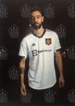 Bruno Fernandes com a possível nova camisa do Manchester United